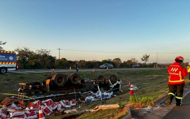 Motorista de 72 anos morre após caminhão com sal mineral tombar na rodovia