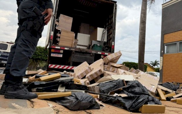 Força Tática de Nova Andradina apreende drogas escondidas em carga de móveis na MS-480