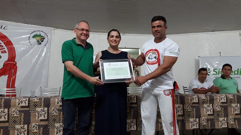 Sicredi Centro-Sul MS entrega doações ao Grupo Memória de Capoeira em Ivinhema