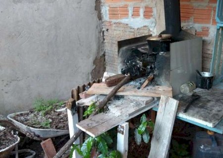 Mulher foi morta a facadas antes de ter corpo queimado e homem é detido