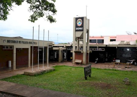 Bandidos invadem relojoaria, trancam mulher e filha e fogem com R$ 8 mil em produtos