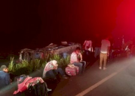Ônibus capota com 32 passageiros e deixa vários feridos entre Dourados e Ponta Porã