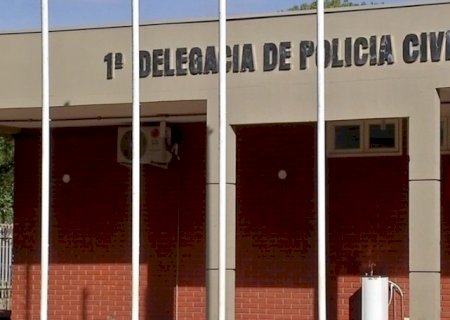 Homem arrasta mulher pelos cabelos, agride com vários socos e acaba preso após se esconder debaixo de carro