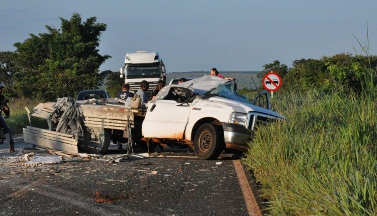 Passageiro morre após motorista de camionete desviar de anta e veículo capotar