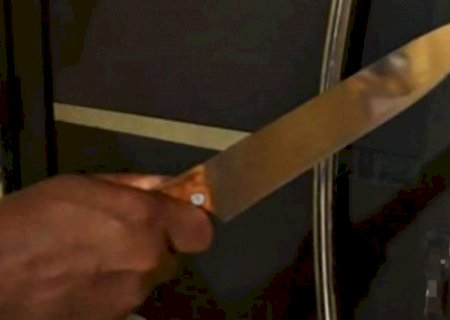 Barraco - Na frente de policiais, mãe tenta esfaquear filho depois de briga de família