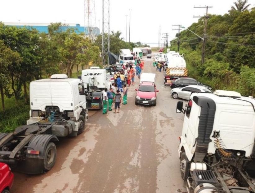 Motoristas e caminhoneiros bloqueiam acesso a refinaria e exigem redução de ICMS em Manaus