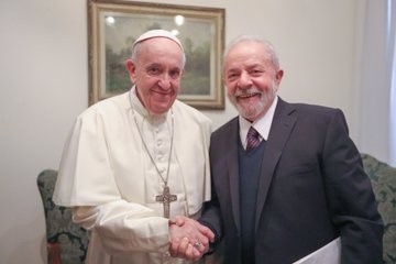 Lula se encontra com papa Francisco: \'conversa sobre um mundo mais justo\'