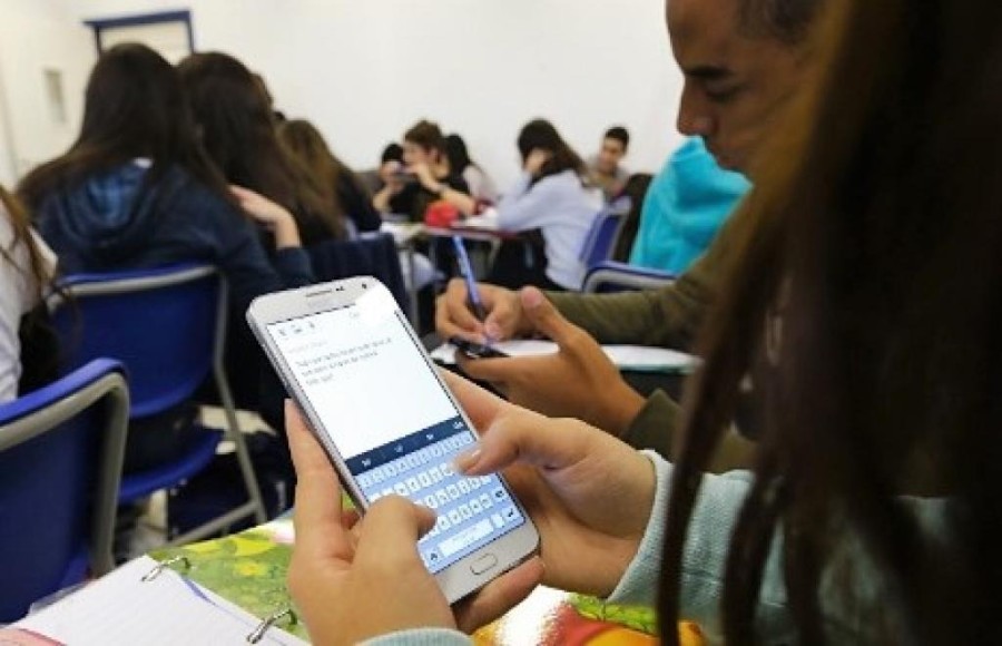 Uso de celular em banco, sala de aula e cinema deixa de ser proibido em MS