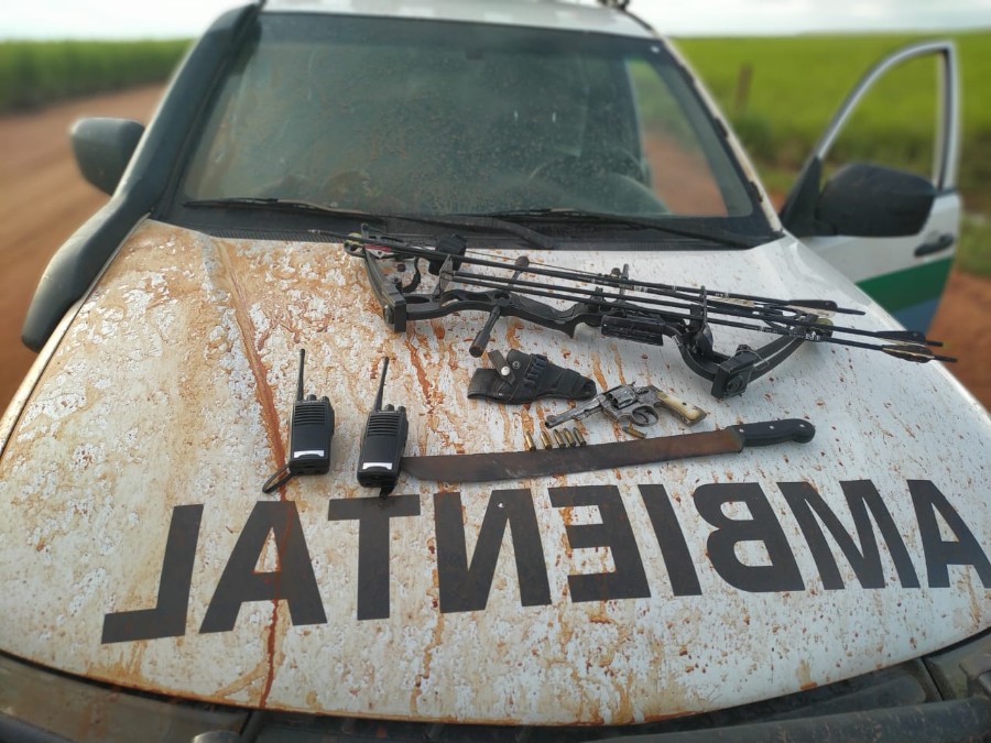 Nova Andradina - PMA de Batayporã prende três caçadores e apreende três armas, munições, um arco e flecha especial de caça e dois veículos