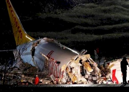 Acidente com avião que se partiu na Turquia tem pelo menos 3 mortes
