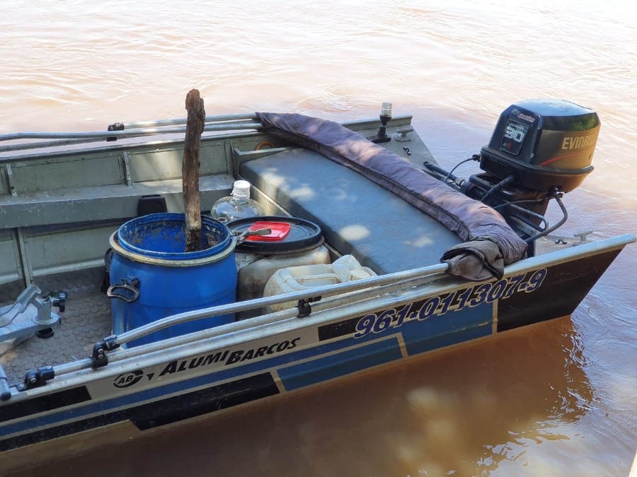 Polícia Militar Ambiental de Naviraí autua paranaense por pesca ilegal e apreende barco, motor e pescado