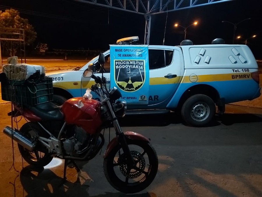 Ivinhema - Polícia Militar Rodoviária prende homem com tornozeleira eletrônica transportando 48 kg de maconha em moto