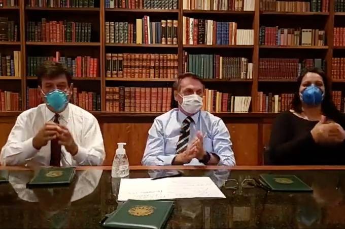 De máscara, Bolsonaro pede suspensão de manifestações do dia 15