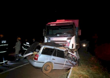 Acidente entre carro e carreta mata cinco da mesma família em Dourados