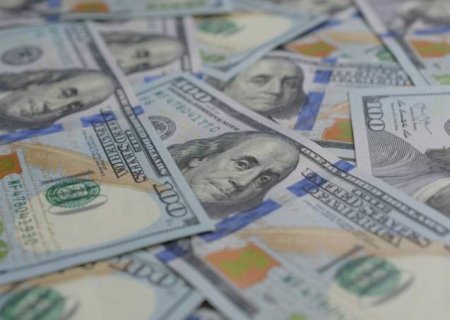 Depois de bater R$ 5, dólar comercial volta a ser negociado a R$ 4,98