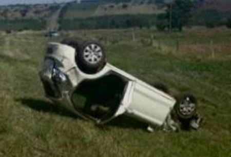 Jovem perde controle de direção e capota Ford Ka na região de Anaurilândia
