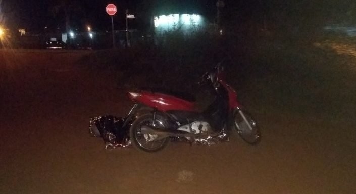 Homem é encontrado morto embaixo de motocicleta na rua