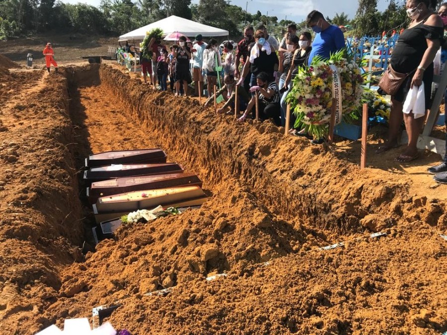 Sem espaço para enterrar as vítimas da Covid-19, Manaus empilha caixões