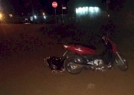 Homem é encontrado morto embaixo de motocicleta na rua