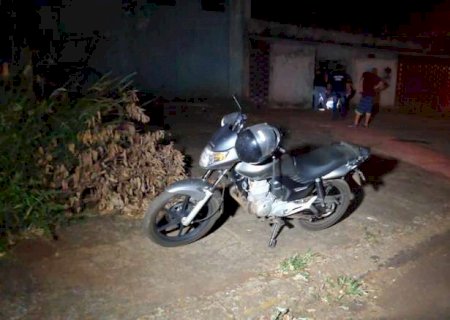Homem passa mal, encosta moto e morre em bairro de Dourados