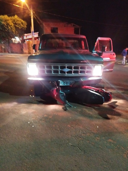 Ivinhema - Acidente envolvendo moto e caminhonete deixa uma vitima com ferimentos graves.