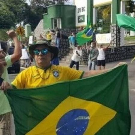 Professor vai a ato pró-Bolsonaro sem máscara e morre um mês depois com suspeita de coronavírus