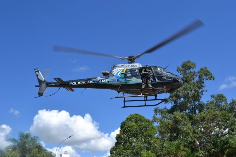 Helicóptero da PM de MS faz buscas por militar desaparecido no rio Paraná