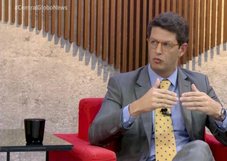 Salles deve ser afastado imediatamente por tramar contra a própria pasta