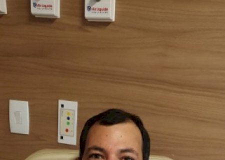 Após 49 dias na UTI e duas paradas cardíacas por covid-19, representante comercial recebe alta sob aplausos em MS