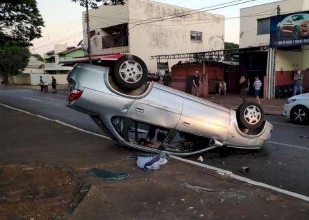 Tripla colisão termina com capotamento