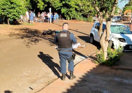 Motociclista de 20 anos morre após atravessar preferencial e bater em carro