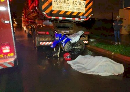 Homem morre após bater motocicleta na traseira de caminhão estacionado