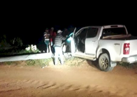 Adolescente fica gravemente ferido após dirigir caminhonete e bater em poste