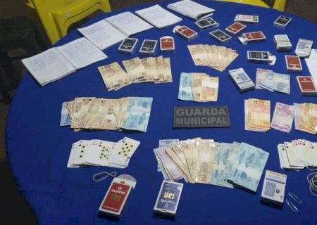 Denúncia de aglomeração faz Guarda fechar 'casa de apostas' e apreender quase R$ 5 mil