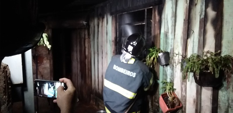 Morador morre em incêndio dentro de casa