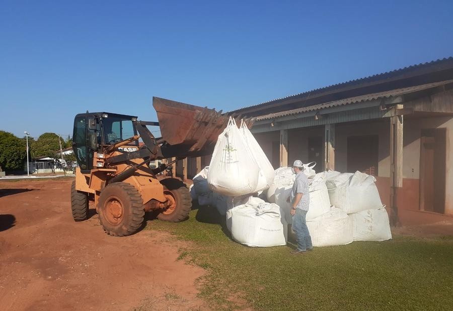 PREFEITURA DE NOVO HORIZONTE DO SUL REALIZA PROGRAMA FAMILIA NO CAMPO INSENTIVANDO O PRODUTOR COM CALCÁRIO
