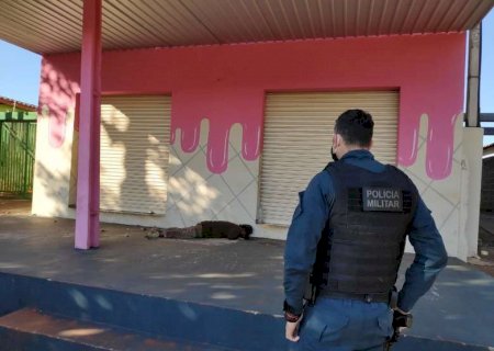 Comerciante encontra homem morto ao chegar para abrir estabelecimento