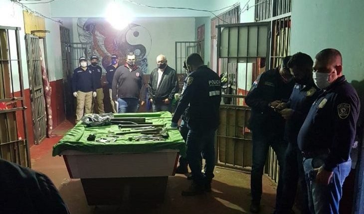 Polícia paraguaia faz operação em presídio da fronteira e encontra até mesa de sinuca