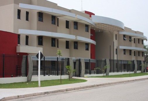 Faculdade deve indenizar por cobrar mensalidades após cancelamento de matrícula