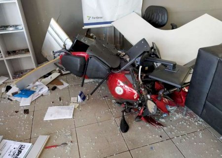 Motociclista perde controle da moto e invade estabelecimento na Marcelino Pires