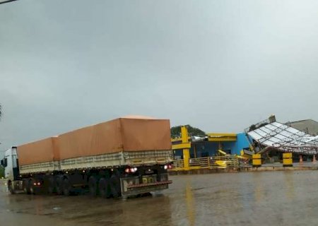 Ventos causam destruição e metade de cidade de MS fica sem energia elétrica