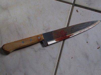 Adolescente flagra esposa deitada com amigo e o esfaqueia