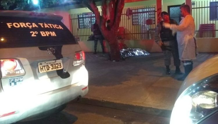 Rapaz é assassinado com seis tiros em lanchonete e autor dos disparos foge