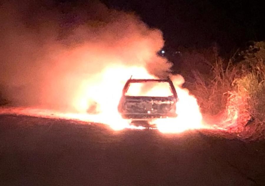 VW Parati pega fogo no trecho cascalhado da MS-134, em Batayporã