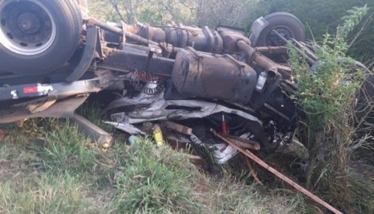 Família de MS morre em acidente após carreta cair em barranco no Paraná
