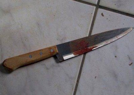 Adolescente flagra esposa deitada com amigo e o esfaqueia