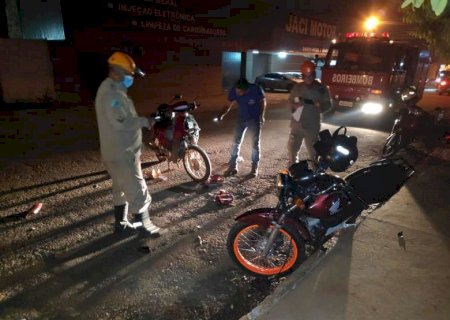 Colisão frontal entre motos deixa vítima com suspeita de traumatismo craneano
