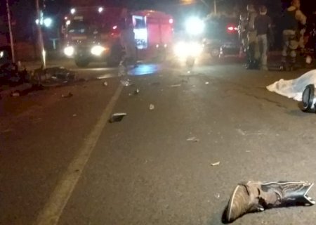 Motorista de caminhonete colide em moto que pega fogo e entregador morre