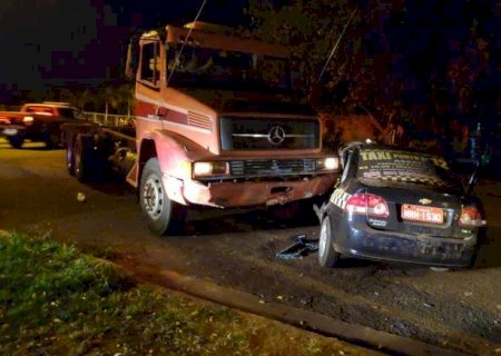 Acidente entre caminhão e táxi deixa motorista gravemente ferido