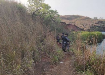 Homem vai nadar com amigo na pedreira e morre afogado